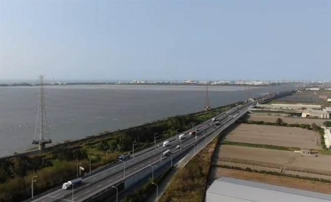 彰化县警局在倾倒废弃物及危险驾驶热区路段之台61线建置77支镜头、台17线建置351支镜头、东螺溪沿线建置104支镜头。（彰化县警察局提供／吴敏菁彰化传真）