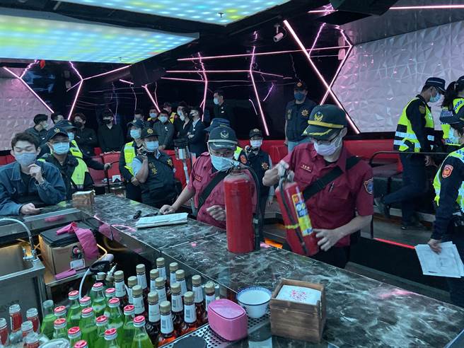 高市警苓雅分局于10日22时至24时规画专案勤务，由警察局长黄明昭率队，结合市府卫生局、消防局、工务局等单位，针对Muse夜店实施防疫措施、公共、消防安全、卫生、营业登记等项目联合稽查。（翻摄画面／洪浩轩高雄传真）