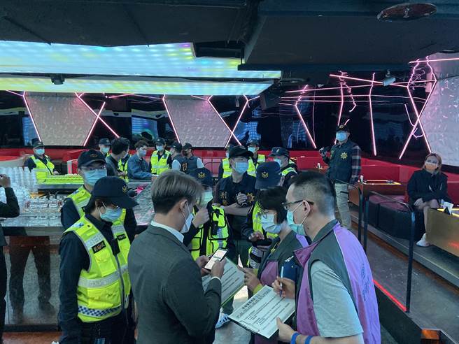 高市警苓雅分局于10日22时至24时规画专案勤务，由警察局长黄明昭率队，结合市府卫生局、消防局、工务局等单位，针对Muse夜店实施防疫措施、公共、消防安全、卫生、营业登记等项目联合稽查。（翻摄画面／洪浩轩高雄传真）