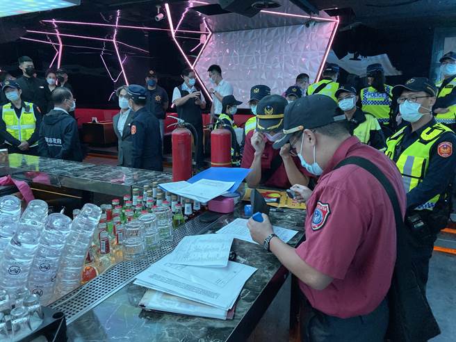 高市警苓雅分局于10日22时至24时规画专案勤务，由警察局长黄明昭率队，结合市府卫生局、消防局、工务局等单位，针对Muse夜店实施防疫措施、公共、消防安全、卫生、营业登记等项目联合稽查。（翻摄画面／洪浩轩高雄传真）