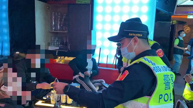 高市警苓雅分局于10日22时至24时规画专案勤务，由警察局长黄明昭率队，结合市府卫生局、消防局、工务局等单位，针对Muse夜店实施防疫措施、公共、消防安全、卫生、营业登记等项目联合稽查。（翻摄画面／洪浩轩高雄传真）