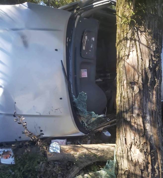 仁愛國中旁小客車自撞，4人受傷。（民眾提供／廖志晃南投傳真）