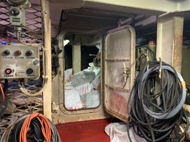 屏東地檢署日前偵辦毒品走私案，查獲黃姓男子與6印尼籍船員利用獅子山共和國籍的富士山1號雜貨輪到越南外海接駁405公斤的K他命走私回台。（屏東地檢署提供／謝佳潾屏東傳真）