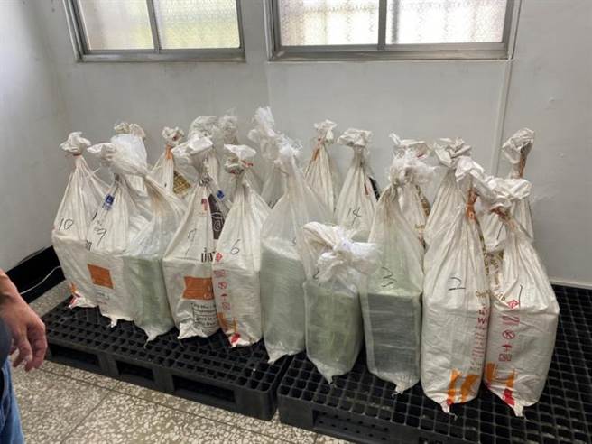 屏東地檢署日前偵辦毒品走私案，查獲黃姓男子與6印尼籍船員利用獅子山共和國籍的富士山1號雜貨輪到越南外海接駁405公斤的K他命走私回台。（屏東地檢署提供／謝佳潾屏東傳真）