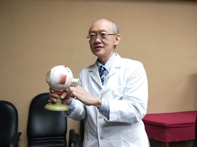 台北荣总眼科部眼矫形科主任蔡杰智说明，眼窝肿瘤经常躲在眼球后面，不容易早期发现。（王家瑜摄）