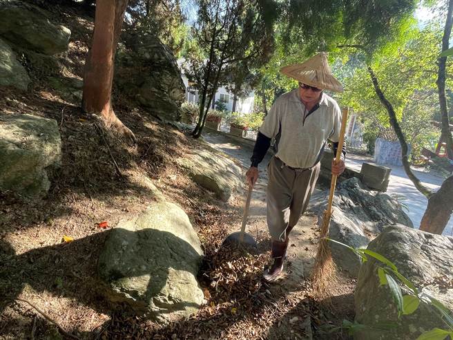 透过电脑导航搭配内视镜手术，顺利取出陈老先生的眼窝肿瘤，让他重拾光明、恢復日常生活。（台北荣总提供）