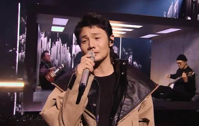 李荣浩的舞台造型被网批评很寒酸。（图／微博@娱乐圈小青年）