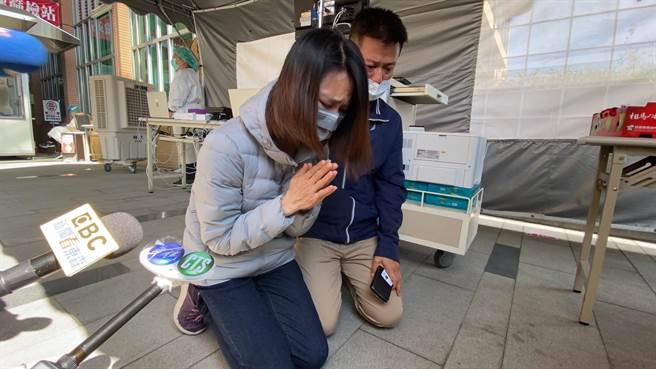 张母与张父11日在医院下跪约10多分钟后，表示希望见到宋姓被害者家属一面。（读者提供／张妍溱台中传真）