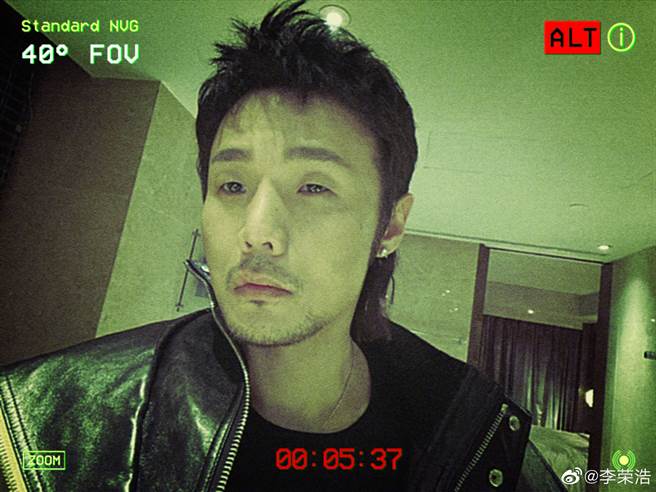 李荣浩PO自拍照，配合大家的调侃，EQ很高。（图／微博@李荣浩）