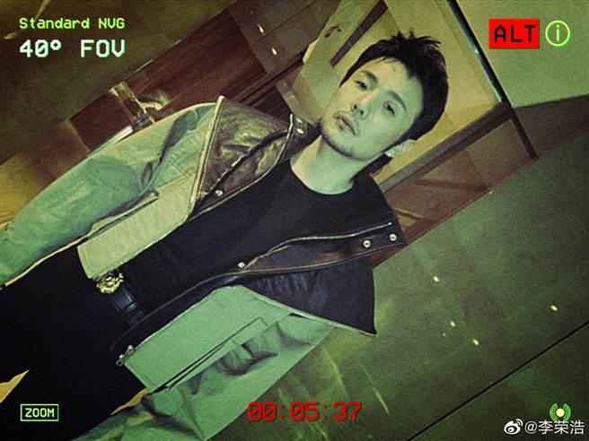 李荣浩PO自拍照，配合大家的调侃，EQ很高。（图／微博@李荣浩）