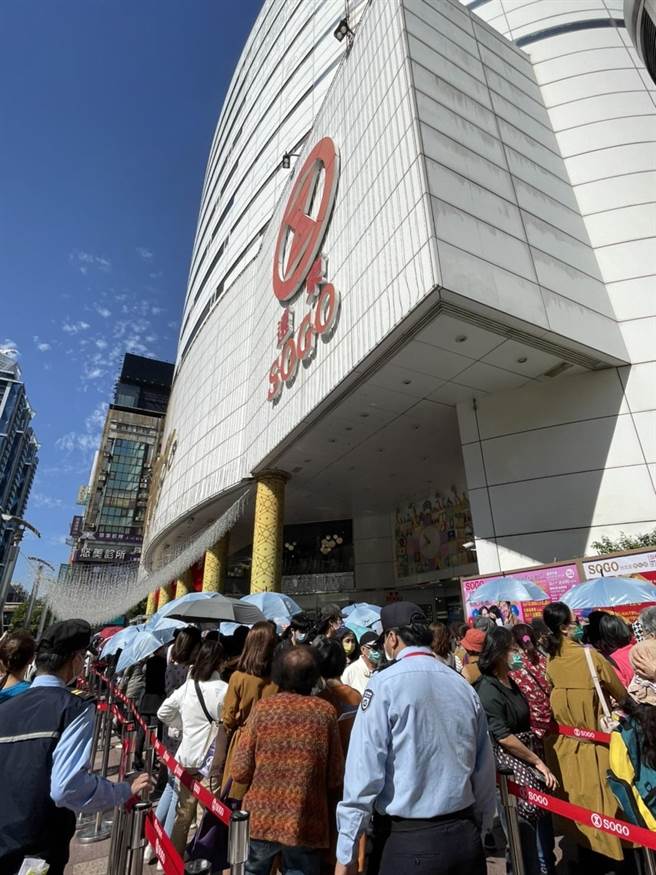 SOGO台北店周年慶首日11時開門已破千人，人氣超旺。（郭家崴攝）