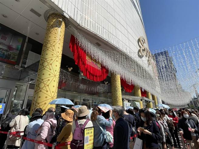 SOGO台北店周年慶首日11時開門已破千人，人氣超旺。（郭家崴攝）