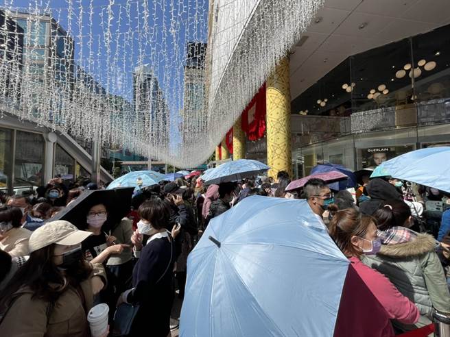 SOGO台北店周年慶首日11時開門已破千人，人氣超旺。（郭家崴攝）
