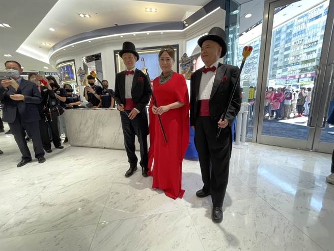 黃晴雯穿紅色長禮服扮「魔法女王」，營業總經理汪郭鼎松（左）、行政總經理杜金森（右）則巧扮成魔術師。（郭家崴攝）