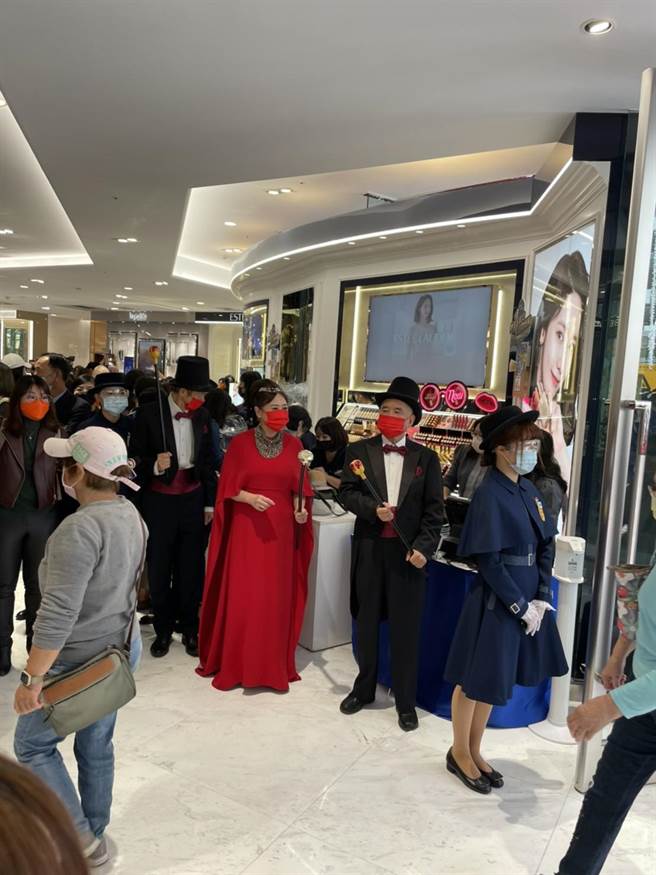 黃晴雯穿紅色長禮服扮「魔法女王」，營業總經理汪郭鼎松（左）、行政總經理杜金森（右）則巧扮成魔術師。（郭家崴攝）