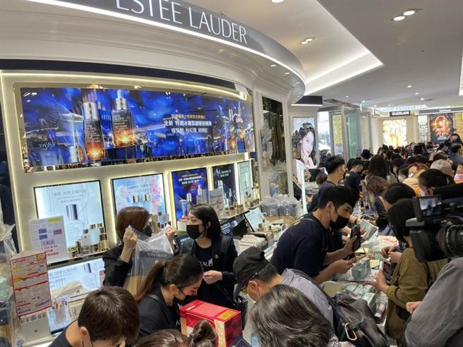 SOGO忠孝館1樓化妝品區人潮滿滿。（郭家崴攝）