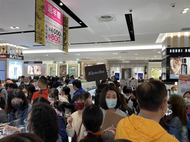 SOGO忠孝館1樓化妝品區人潮滿滿。（郭家崴攝）