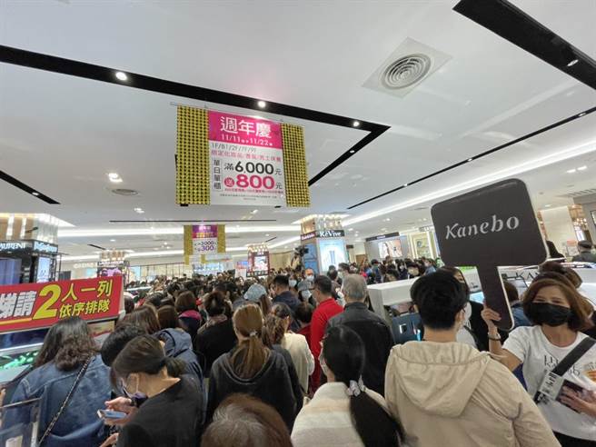 SOGO忠孝館1樓化妝品區人潮滿滿。（郭家崴攝）