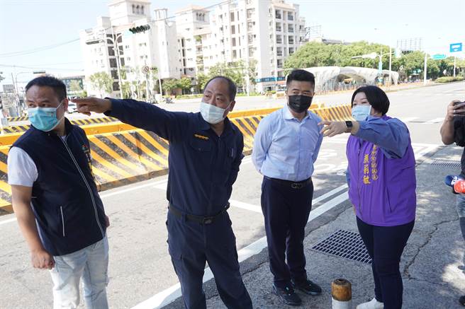 前立委顏宽恒（右二）依然照平常步调会勘地方建设。（王文吉摄）