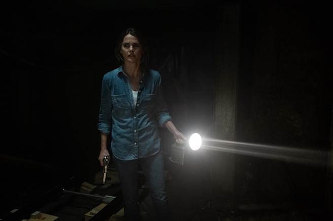 凯莉罗素在《鹿魔》饰演热心保护学生的勇敢老师。（探照灯影业提供）