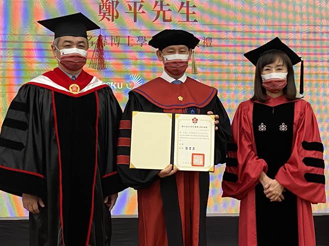 成大校長蘇慧貞（右）頒贈名譽工學博士給台達電子執行長鄭平（中）。(曹婷婷攝)