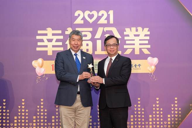 （元富證券獲選2021幸福企業，人力資源部專案副總經理吳楷（右）代表受獎。圖／元富證券提供）
