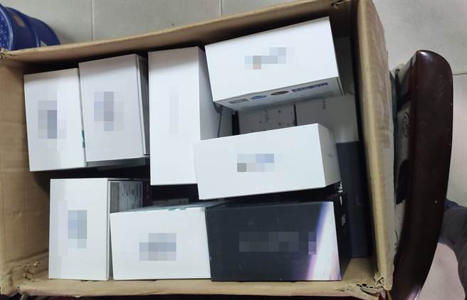 金门县警方在金寧乡一处民宅查获非法机上盒，全案连同查扣的7台机盒、教学说明书依违反着作权法等移送新北地检署侦办之一。（警方提供）