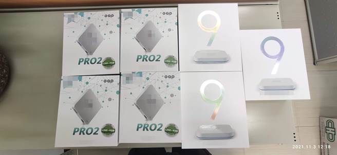 金门县警方在金寧乡一处民宅查获非法机上盒，全案连同查扣的7台机盒、教学说明书依违反着作权法等移送新北地检署侦办之二。（警方提供）