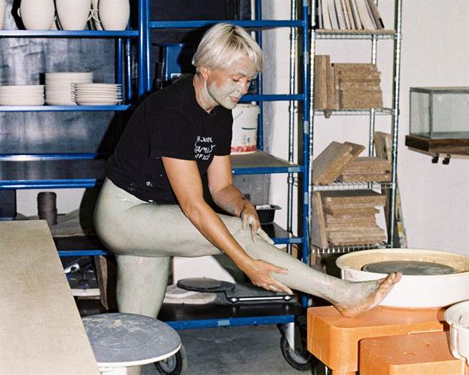 LA BRUKET 250 淨化美膚泥，以純淨且饒富趣味的全新身體護理產品及方式，演繹品牌與大地和海洋之間淵遠流長的緊密連結。(圖片提供1010HOPE)