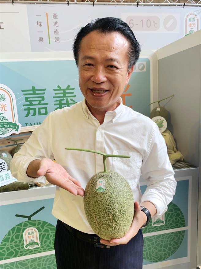 嘉义县长翁章梁强调极光哈密瓜特别尊贵，堪称是哈密瓜界的爱马仕。（吕妍庭摄）