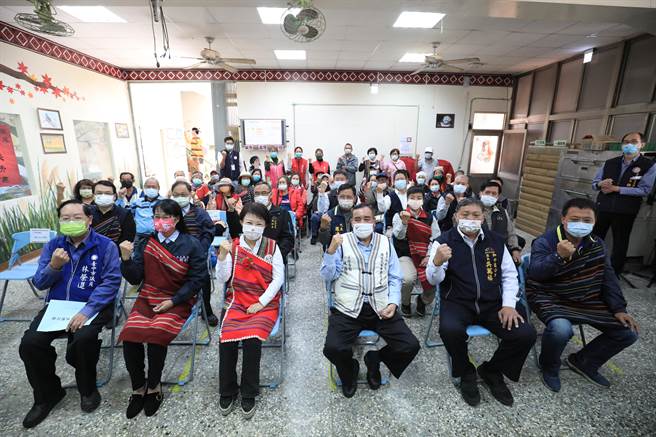 台中市长卢秀燕视率市府团队视察和平区达观部落文化健康站。（王文吉摄）