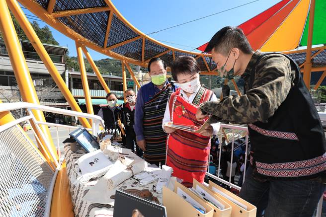 台中市长卢秀燕前往部落广场鱼筌体验教室视察原民见学聚落平台推动成果。（王文吉摄）