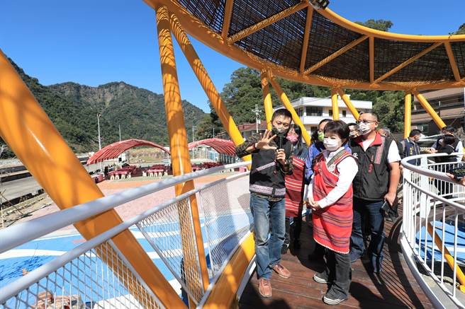 台中市长卢秀燕前往部落广场鱼筌体验教室视察原民见学聚落平台推动成果。（王文吉摄）