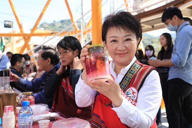 卢秀燕大讚原住民手作农特产品好吃又天然。（王文吉摄）