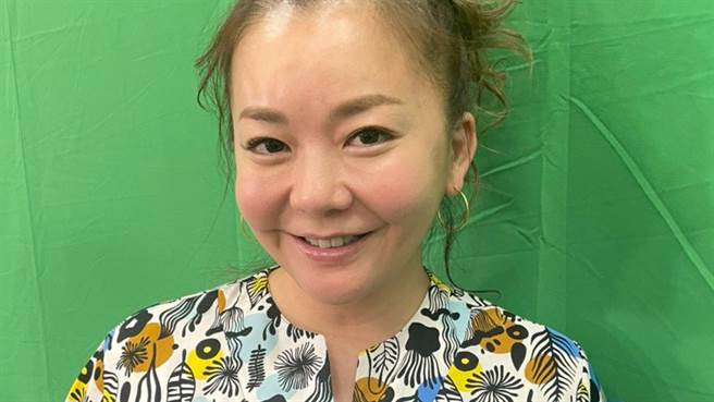 华原朋美近日上节目自爆砸大钱帮2岁儿买跑车。（图／twitter@kahalatomomi_tk）