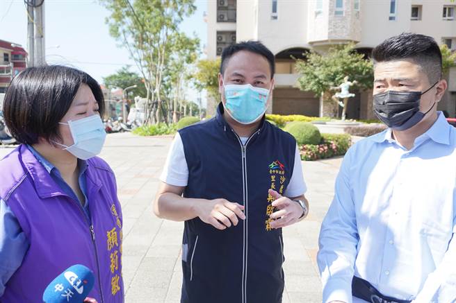 台中市副議長顏莉敏（左）與前立委顏寬恒（右）會勘沙鹿危險路口。（王文吉攝）