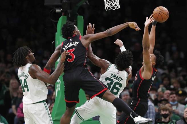 暴龙队OG Anunoby(中)封阻对手投篮。（美联社）