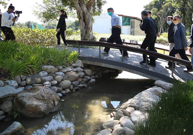 台北市長柯文哲(左三)11日視察「新生南路3段水圳意象重現暨人行景觀美化工程」。(陳俊吉攝)