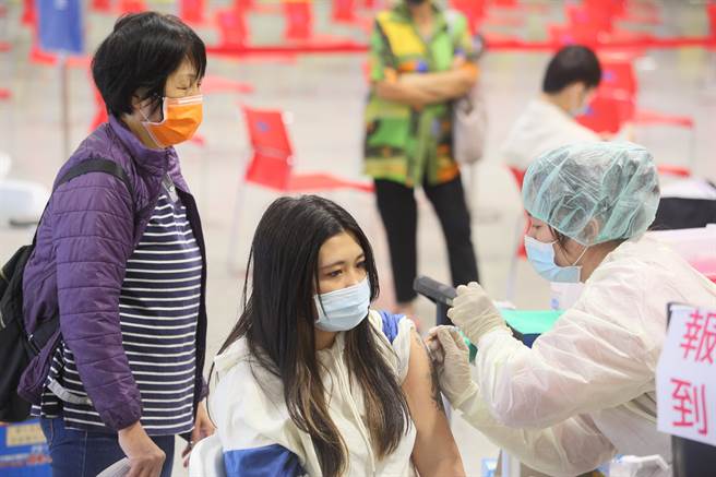 國內接種逾2700萬劑，第14期預約明午截止。圖為民眾打疫苗的畫面。（張鎧乙攝）