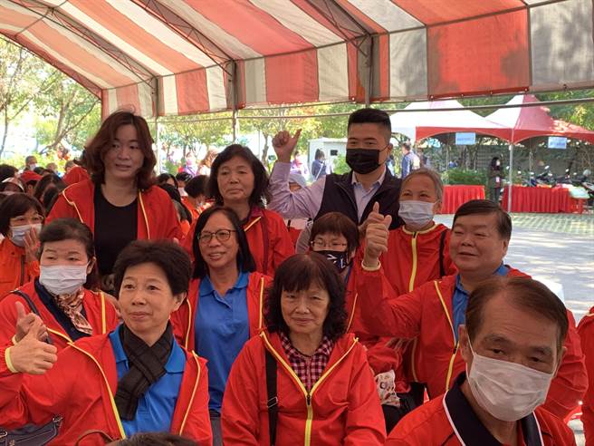 国民党台中市第二选区立委补选参选人顏宽恒(右后)与志工合影。(林欣仪摄)