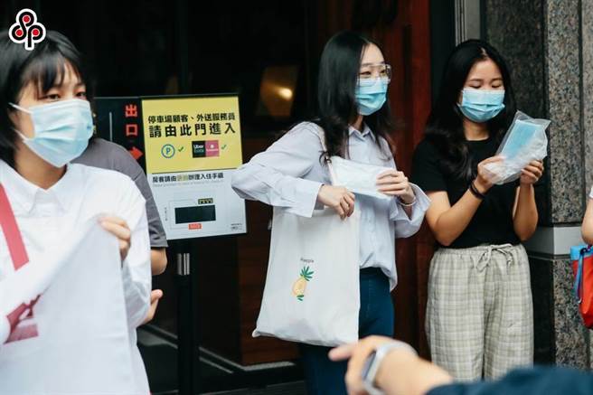 图为世新大学陆生结束14天防疫隔离终于出关，校方人员宣导新学期防疫生活须知，并发放口罩。（本报资料照）