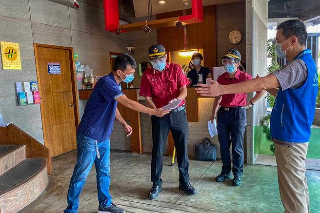 新竹縣政府加強防疫旅館消防安全檢查。（羅浚濱攝）