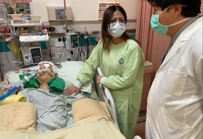宋母（中）上午到中荣加护病房探望儿子，面对儿子正与死神搏斗、心疼不已。（读者提供／张妍溱台中传真）