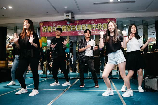 蔡政府執政以來，兩岸文教交流趨近於終止，陸生來台榮景不再。圖為銘傳大學舉辦僑陸生秋節晚會。(本報資料照)