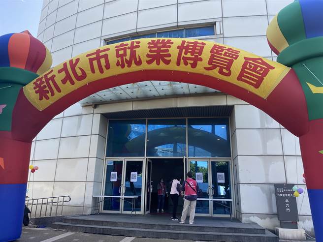 劳工局11日上午9时许，在三重综合体育馆6楼举办堪称「新北市今年底规模最大就业博览会」力邀55家厂商，提供超过2500个职缺。（戴上容摄）