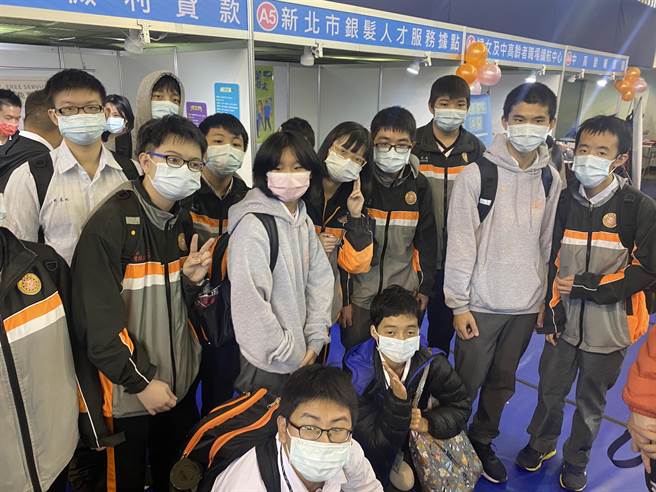 瑞芳商工还特地带领21名学生到访学习（戴上容摄）