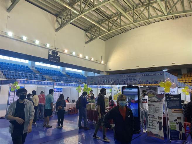 三重综合体育馆6楼11日上午举办「新北市就业博览会」（戴上容摄）