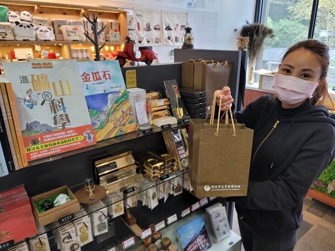 新北市黄金博物馆推优惠活动，只要11日来黄金博物馆参观，2人同行，淘金体验第2人即享免费优惠，馆内金采卖店也于11日起推出2组特价限定福袋。（黄金博物馆提供）