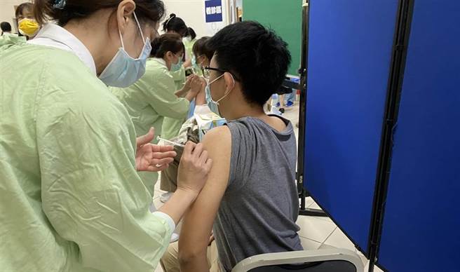 傳基隆市有國高中已打第二劑，莊人祥證實，已有400位學生接種，目前無健康問題。(報系資料照)