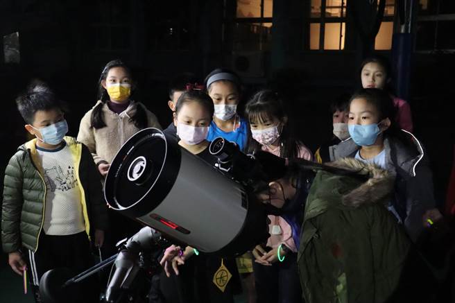 新北市中和區自強國小也與台北市天文館合作辦理親子觀星活動，讓學生在校園內透過天文望遠鏡直接目睹月球隕石坑、土星環與太陽系最大行星-木星。（教育局提供）